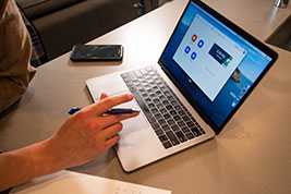 120元的古董拍照手机，采用500万CCD摄像头，下半身可旋转